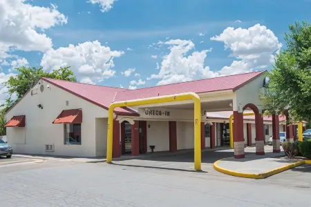 Days Inn by Wyndham Gallup Отели рядом с достопримечательностью «Navajo Code Talkers Museum»