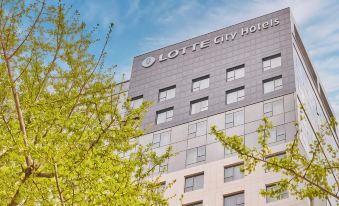 "a large building with the words "" lotte city hotels "" prominently displayed on its exterior , surrounded by trees and blue skies" at LOTTE CITY HOTEL ULSAN