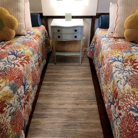 Cozy cottage steps to beach sleeps 5 with WiFi, AC in charming Marshfield