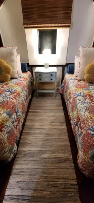 Cozy cottage steps to beach sleeps 5 with WiFi, AC in charming Marshfield