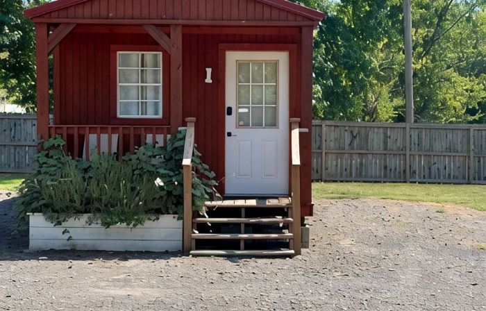 Cheerful cabin with KING bed and WiFi, AC in charming Plainview