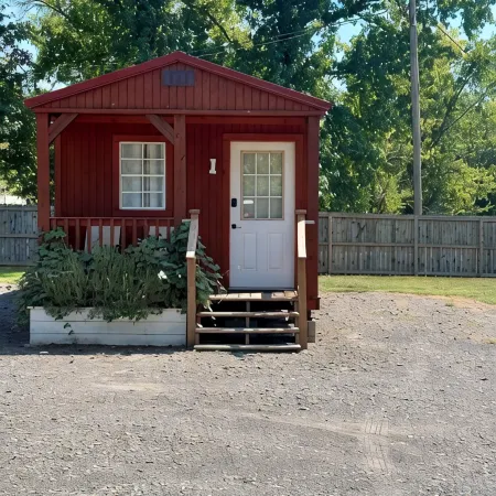 Cheerful cabin with KING bed and WiFi, AC in charming Plainview