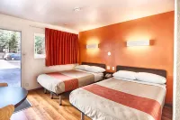 Motel 6 Mammoth Lakes, CA - parking