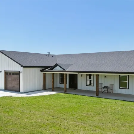 Charming 3-bedroom farmhouse with WiFi, AC in scenic Valley View