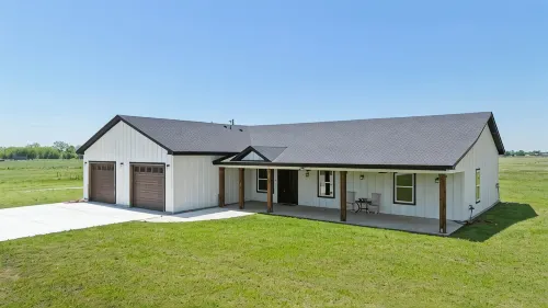 Charming 3-bedroom farmhouse with WiFi, AC in scenic Valley View