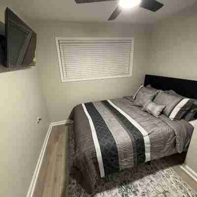 Uptown Modern Escape - 4bd/2ba Rooms