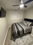 Uptown Modern Escape - 4bd/2ba