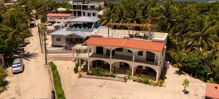 Paradise Inn Placencia - Turtle Suite on the beach Hotels in Placencia