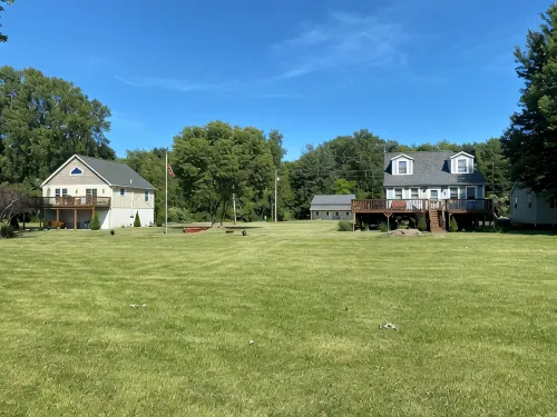 Charming 3-BR house w/golf, pool, WiFi, AC at pet friendly Middle Bass Island - Homestays