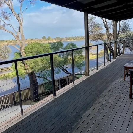 Perfect Waterfront Escape in Marlo | Balcony Views & Nature All Around Отели в г. Орбост
