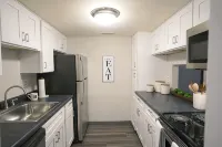 UPMC • 帶陽台 • 免費停車 寬敞兩居室公寓