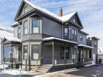 Beautiful+Modern Flat: downtown, parking, laundry