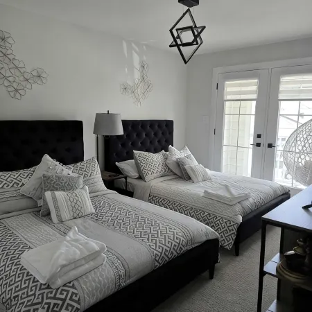 Relax house a few minutes from Port Stanley beach, with hot tub and game room