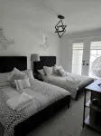 Relax house a few minutes from Port Stanley beach, with hot tub and game room