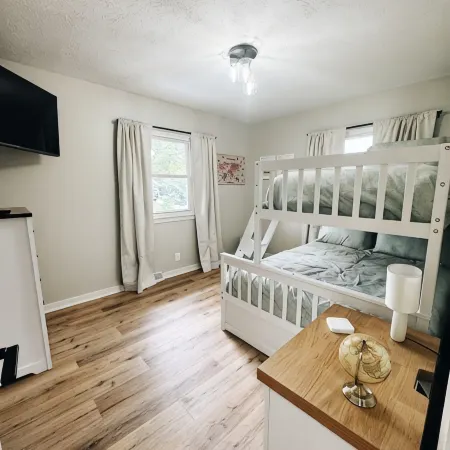 Newly Renovated with Heated Pool, Close to Cws,Sleeps 12