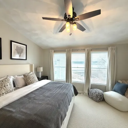 Serene Waterfront 2-Bedroom Townhome Steps from Main Street – East Greenwich Отели в г. Уорик