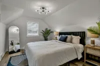Modern Home 3 Minutes from Airport! - Homestays