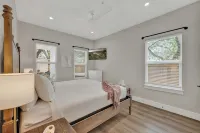 The Grove D with Hot Tub & King Beds - Walk to Main
