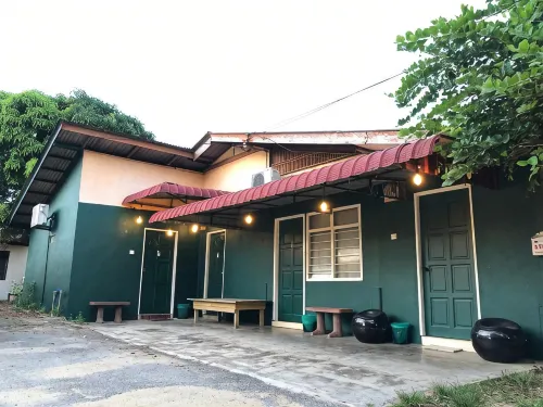 Rumah Tepi Istana - parking
