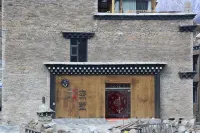 Yading Zhaxi Kongshu Tibetan Culture Theme Hotel