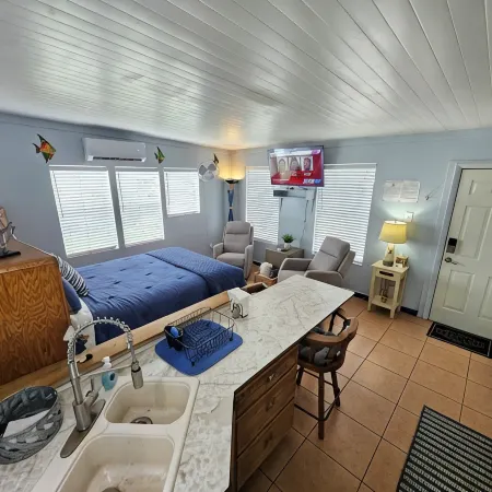 Fisherman's Get-A-Way! Cozy waterfront retreat with access to Lake Okeechobee!