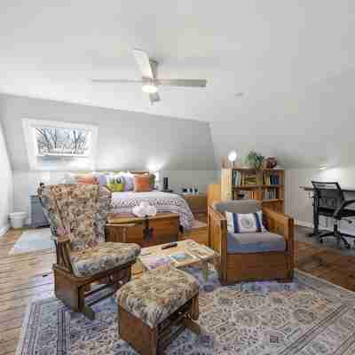 Quaint Neighborhood / Close to Beaches Rooms