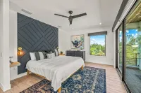 Luxury Beachfront Home! Steps to Beach and Shopping and Sweeping Bay Views! - 무료 와이파이