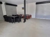 Large home on the water with boat ramp and jetty Hotels in Mannum