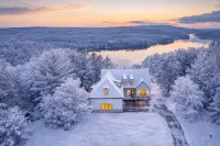 Sleeps 20-Lake Views-Ski-Golf-Game Room-Arcades-Sauna-Jacuzzi-Playground-Firepit