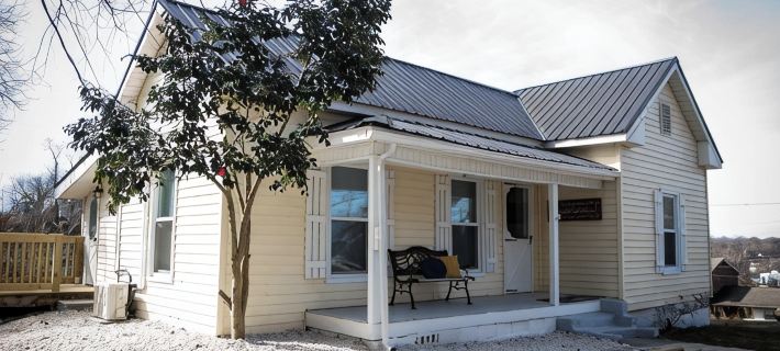 Beautiful 2 bedroom home, Walk to Downtown Mt. Airy! マウント・エアリーのホテル