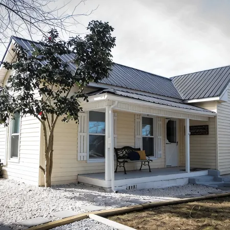 Beautiful 2 bedroom home, Walk to Downtown Mt. Airy!