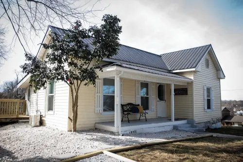 Beautiful 2 bedroom home, Walk to Downtown Mt. Airy!