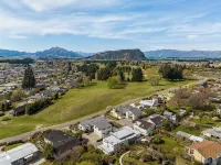 Lake & Mountain views, close to ski fields. Executive living - 3 bed/3 bath, spa - pemandangan pegunungan