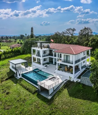 Grand Cypress Luxury Home Amazing location/ outdoor Pool, free Wifi ,Terraza Hotels in 