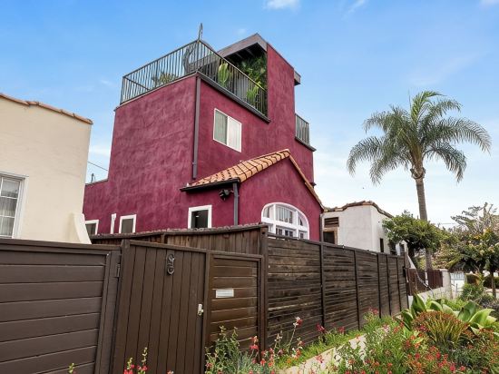 Hollywood Glam Mini Hideaway & Steps to Walk of Fame