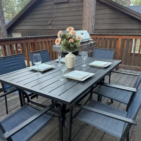 Modern luxurious 3 brm Lake Retreat. 10 mins to ski resorts. Family Friendly