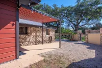 Charming Historic 2-bedroom house in Downtown Wimberley - WiFi