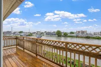 Attractive, updated 2-bedroom home, 5 min walk to beach, pets ok, onsite parking - Boutique
