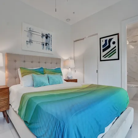 BEACH ACCESS MODERN TOWNHOUSE! Pool, Spa and Gym!