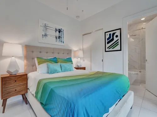 BEACH ACCESS MODERN TOWNHOUSE! Pool, Spa and Gym!