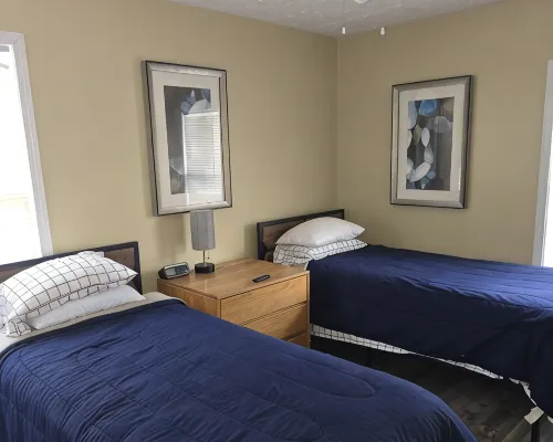 Cozy 2-bedroom newly renovated with balcony and updated kitchen and bath. Hotels in Lorain