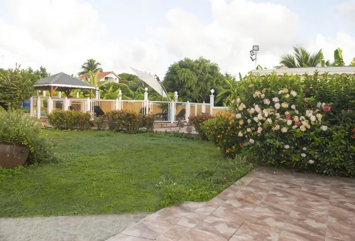 Luxury Villa in Bel Air for 6 People with a Pool, Terrace, and Garden - ヴィラ