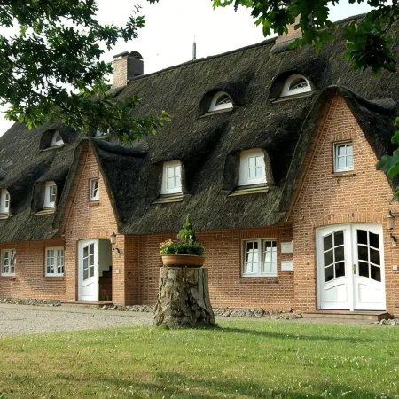 Seeschlößchen Thatched Cottage, "Silbermöwe" Vacation Rental, Just 200 Meters from the Beach