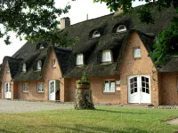 Seeschlößchen Thatched Cottage, "Klippenmöwe" Vacation Rental, Just 200 Meters from the Beach - 2 星級