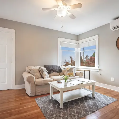 Walk to the Waterfront! the Cozy Cottage