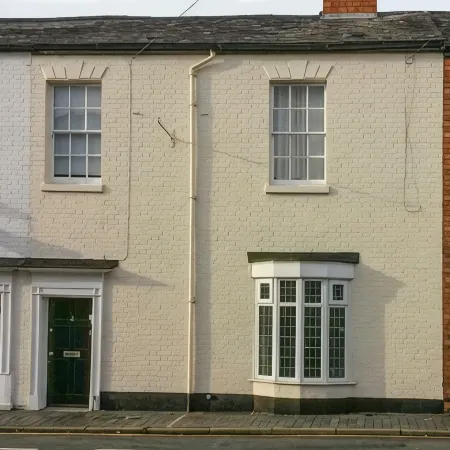Ground floor apartment close to town centre