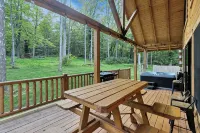 Private Cabin with Hot Tub, Massage Chair, Pool, TT & Arcade Games - Chalets
