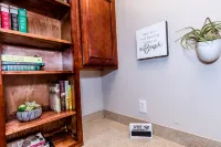 Just Imagine Rocker B 10 Min Water Access 1 Block Family Styled, Fire Pit,Hottub - Homestays