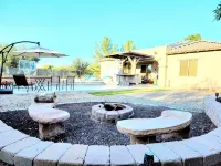 Beautiful 5 bedroom home with an Amazing * HEATED POOL! - Homestays