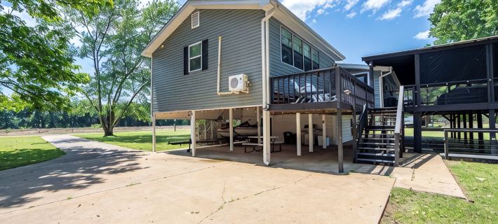 Screened Patio on Pickwick River- Boat & RV Parking, Fishing Pier- Dogs allowed Hotels in Hardin County